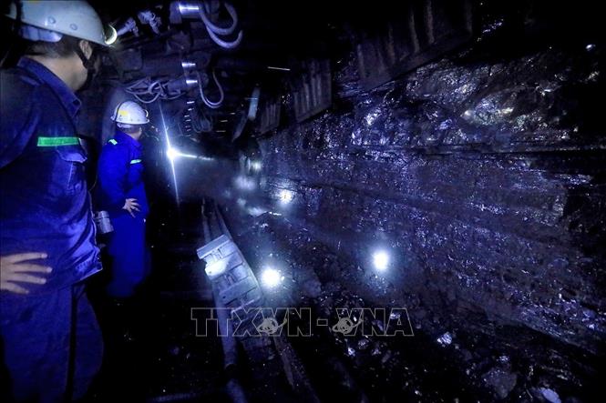 Công nhân khai thác than ở độ sâu 175 mét dưới lòng đất. Ảnh: Tuấn Anh - TTXVN 
