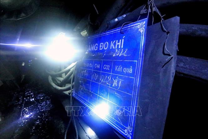 Bảng thông báo đo khí hằng ngày tại độ sâu 175m. Ảnh: Tuấn Anh - TTXVN 