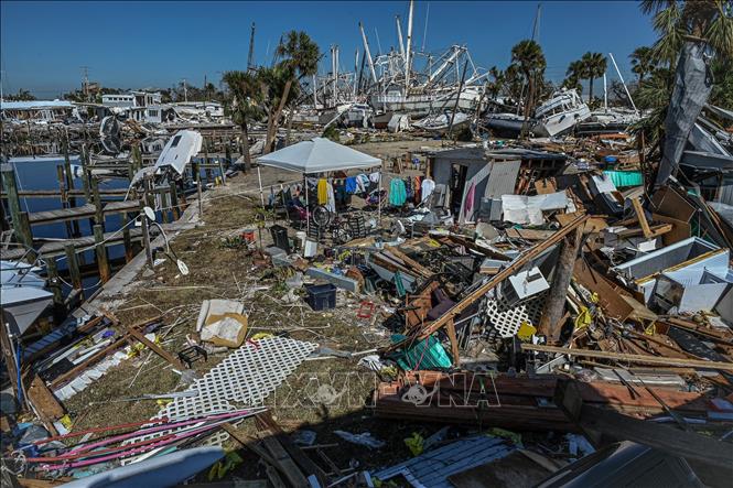 Trong ảnh: Nhà cửa bị tàn phá khi bão Ian đổ bộ Fort Myers, bang Florida (Mỹ) ngày 1/10/2022. Ảnh: AFP/TTXVN
