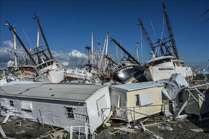 Trong ảnh: Nhà cửa bị tàn phá khi bão Ian đổ bộ đảo  San Carlos, bang Florida (Mỹ) ngày 1/10/2022. Ảnh: AFP/TTXVN