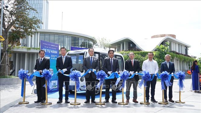 Trong ảnh: Các đại biểu cắt băng khai trương thử nghiệm xe tự hành công cộng kết nối với Trung tâm hành chính tỉnh Bình Dương. Ảnh: TTXVN phát