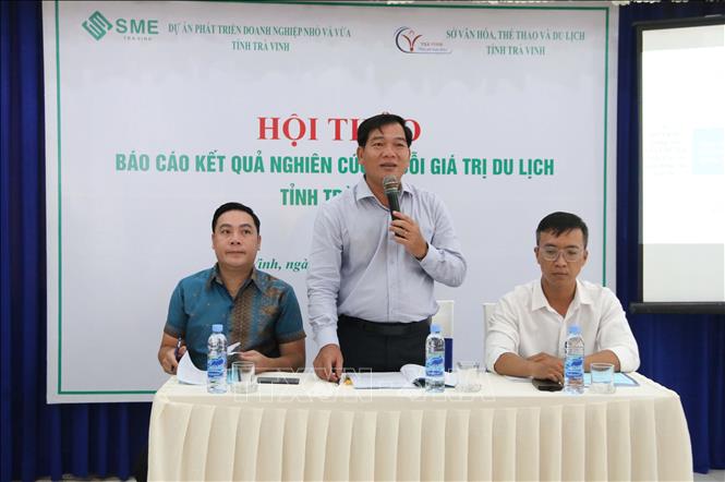 Ông Dương Hoàng Sum, Giám đốc Sở Văn hóa, Thể thao và Du lịch tỉnh Trà Vinh điều hành phần thảo luận tại buổi báo cáo kết quả nghiên cứu. Ảnh: Thanh Hòa - TTXVN