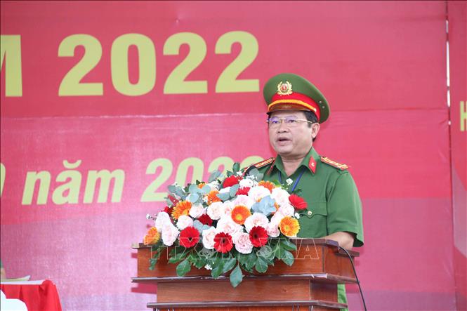 Đại tá Lê Văn Tư, Phó Giám đốc Công an tỉnh, Phó Trưởng Ban thường trực Ban Chỉ đạo diễn tập phương án chữa cháy cấp tỉnh phát lệnh diễn tập. Ảnh: Thanh Hòa - TTXVN