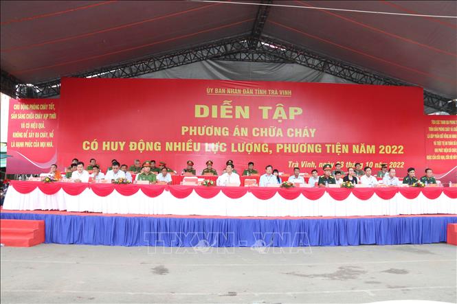 Lãnh đạo UBND tỉnh Trà Vinh và các sở, ngành tham dự Chương trình khai mạc buổi diễn tập. Ảnh: Thanh Hòa - TTXVN