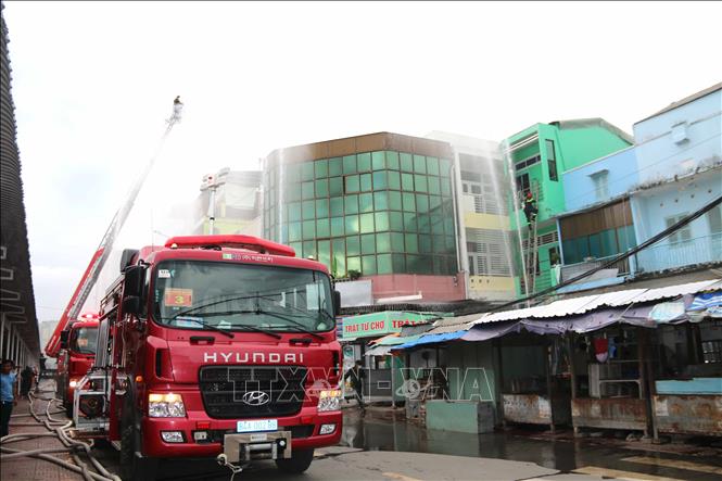 Lực lượng cảnh sát phòng cháy chữa cháy và cứu nạn cứu hộ đang chữa cháy. Ảnh: Thanh Hòa - TTXVN