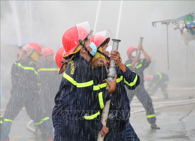 Lực lượng cảnh sát phòng cháy chữa cháy và cứu nạn cứu hộ tham gia các phương án diễn tập. Ảnh: Thanh Hòa - TTXVN