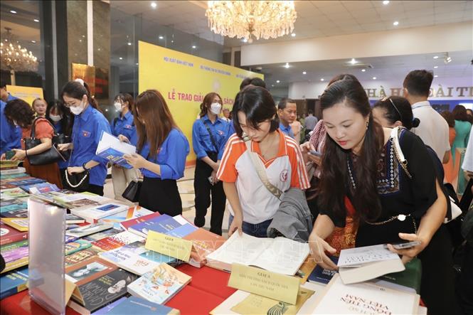 Đại biểu tham quan gian trưng bày sách đạt giải. Ảnh: Minh Quyết - TTXVN