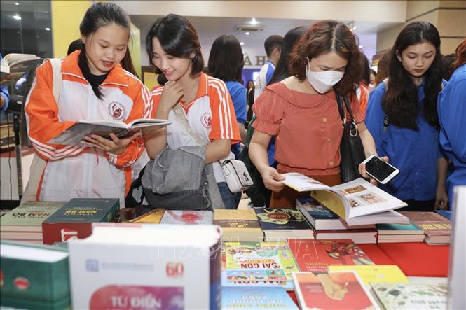 Đại biểu tham quan gian trưng bày sách đạt giải. Ảnh: Minh Quyết - TTXVN