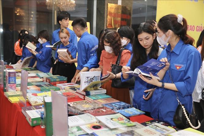 Đại biểu tham quan gian trưng bày sách đạt giải. Ảnh: Minh Quyết - TTXVN