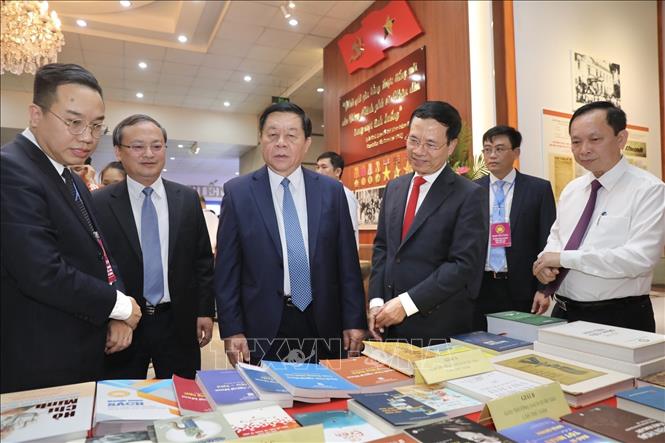 Đại biểu tham quan gian trưng bày sách đạt giải. Ảnh: Minh Quyết - TTXVN