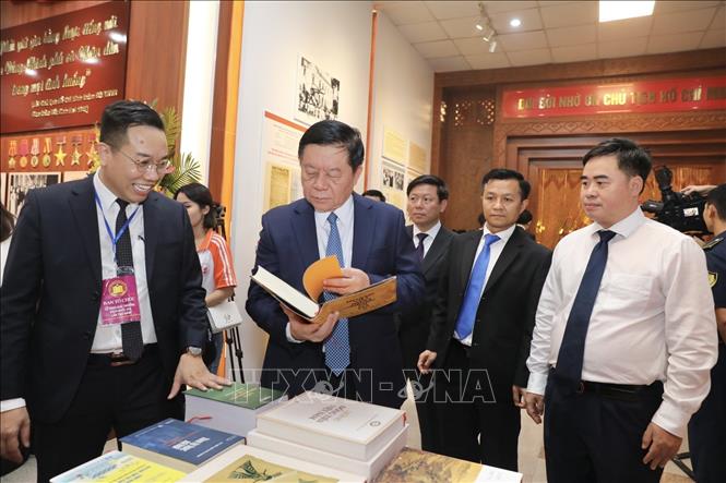 Đại biểu tham quan gian trưng bày sách đạt giải. Ảnh: Minh Quyết - TTXVN