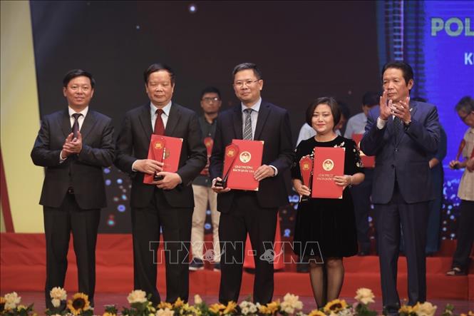Ban tổ chức trao giải C cho các tác giả, nhóm tác giả đoạt giải. Ảnh: Minh Quyết - TTXVN