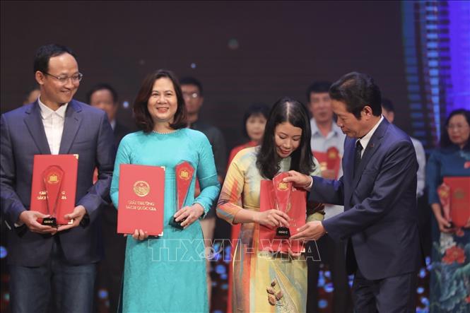 Ban tổ chức trao giải C cho các tác giả, nhóm tác giả đoạt giải. Ảnh: Minh Quyết - TTXVN