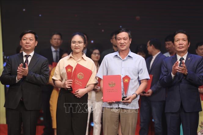 Ban tổ chức trao giải C cho các tác giả, nhóm tác giả đoạt giải. Ảnh: Minh Quyết - TTXVN