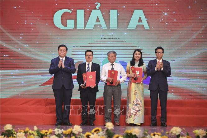 Đồng chí Nguyễn Trọng Nghĩa, Bí Thư Trung ương Đảng, Trưởng Ban Tuyên giáo Trung ương và Phó Thủ tướng Vũ Đức Đam trao giải A cho tác giả, nhóm tác giả đoạt giải. Ảnh: Minh Quyết - TTXVN
