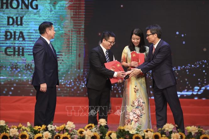 Đồng chí Nguyễn Trọng Nghĩa, Bí Thư Trung ương Đảng, Trưởng Ban Tuyên giáo Trung ương và Phó Thủ tướng Vũ Đức Đam trao giải A cho tác giả, nhóm tác giả đoạt giải. Ảnh: Minh Quyết - TTXVN