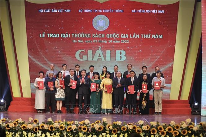 Ban tổ chức trao giải B cho các tác giả, nhóm tác giả đoạt giải. Ảnh: Minh Quyết - TTXVN