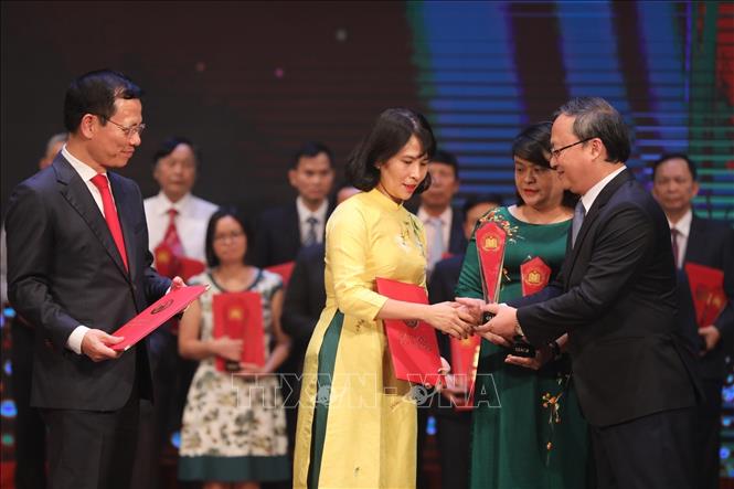 Ban tổ chức trao giải B cho các tác giả, nhóm tác giả đoạt giải. Ảnh: Minh Quyết - TTXVN