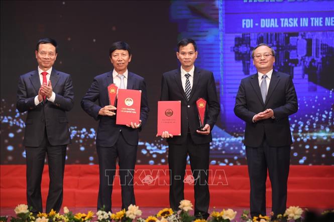 Ban tổ chức trao giải B cho các tác giả, nhóm tác giả đoạt giải. Ảnh: Minh Quyết - TTXVN