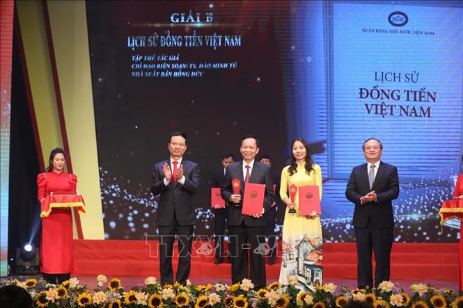 Ban tổ chức trao giải B cho các tác giả, nhóm tác giả đoạt giải. Ảnh: Minh Quyết - TTXVN