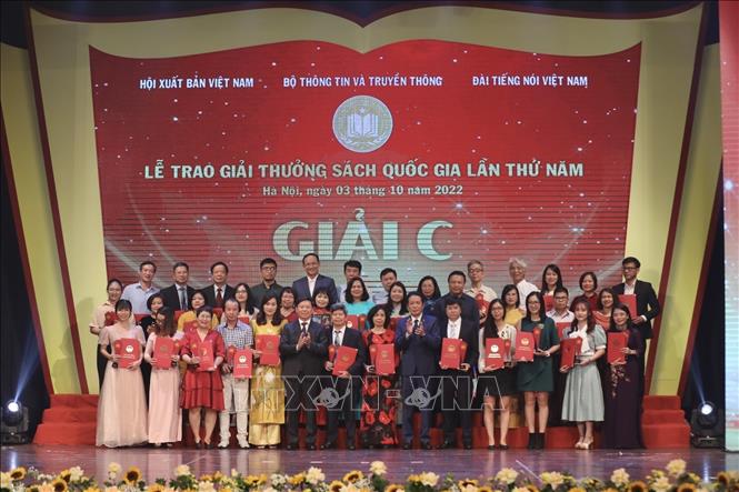 Ban tổ chức trao giải C cho các tác giả, nhóm tác giả đoạt giải. Ảnh: Minh Quyết - TTXVN