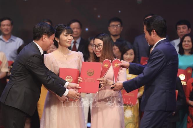 Ban tổ chức trao giải C cho các tác giả, nhóm tác giả đoạt giải. Ảnh: Minh Quyết - TTXVN