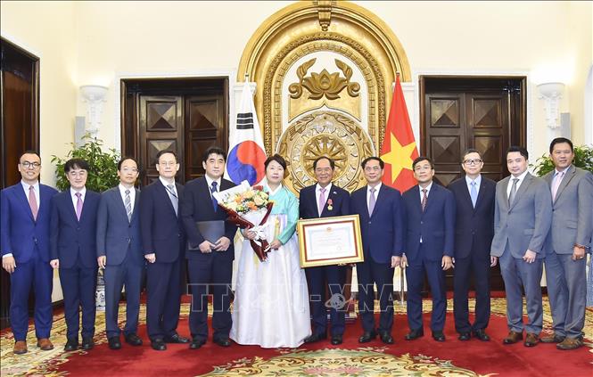 Hãy ngắm nhìn huy hiệu Huân chương Hữu nghị ngày nay, một biểu tượng của tình hữu nghị và hợp tác giữa Việt Nam và các nước trên thế giới. Cứ mỗi lần đeo nó, bạn sẽ cảm thấy thêm tự hào về đất nước và cũng là niềm tri ân đối với những người bạn quốc tế thân thiết.