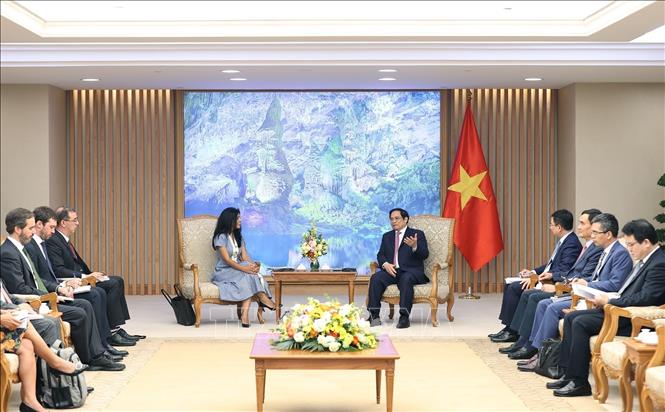 Prime Minister Pham Minh Chinh receives Era Dabla-Norris, head of the IMF’s Article IV Consultation of the Department of Asia-Pacific in Hanoi on October 3. VNA Photo: Dương Giang