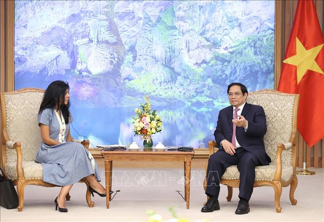 Prime Minister Pham Minh Chinh receives Era Dabla-Norris, head of the IMF’s Article IV Consultation of the Department of Asia-Pacific in Hanoi on October 3. VNA Photo: Dương Giang