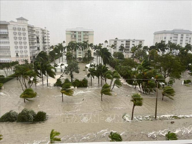 Trong ảnh: Các tuyến phố bị ngập lụt sau khi bão Ian đổ bộ tại Naples, bang Florida, Mỹ ngày 28/9/2022. Ảnh: THX/TTXVN