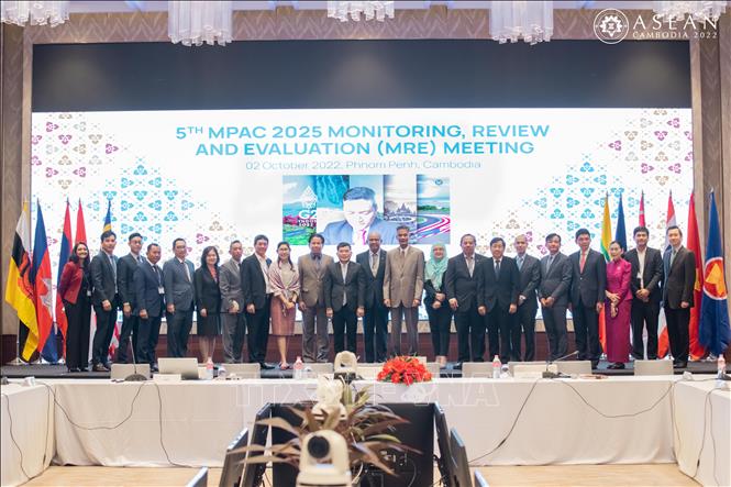 Trong ảnh: Đại sứ, Trưởng Phái đoàn Việt Nam tại Hiệp hội các quốc gia Đông Nam Á (ASEAN) Nguyễn Hải Bằng (thứ 8 từ trái sang) tham dự cuộc họp lần thứ 5 của ACCC về Cơ chế giám sát, kiểm điểm và đánh giá (MRE) Kế hoạch Tổng thể Kết nối ASEAN (MPAC) 2025 diễn ra tại Phnom Penh vào ngày 2/10. Ảnh: TTXVN phát
