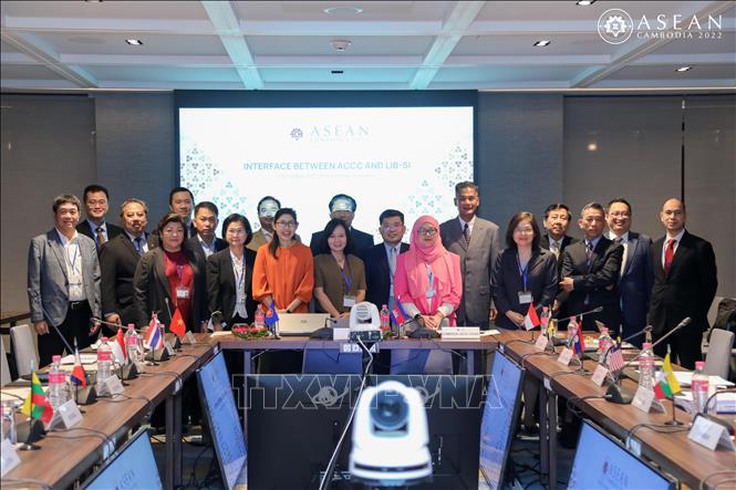 Trong ảnh: Đại sứ, Trưởng Phái đoàn Việt Nam tại Hiệp hội các quốc gia Đông Nam Á (ASEAN) Nguyễn Hải Bằng (thứ nhất, từ trái sang) tham dự cuộc đối thoại với Nhóm đầu mối triển khai các dự án về cơ sở hạ tầng bền vững (LIB-SI) diễn ra tại Phnom Penh vào ngày 1/10. Ảnh: TTXVN phát