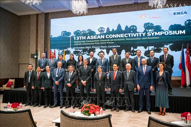 Trong ảnh: Đại sứ, Trưởng Phái đoàn Việt Nam tại ASEAN Nguyễn Hải Bằng (hàng đầu, thứ 5 từ trái sang) tham dự Diễn đàn Kết nối ASEAN lần thứ 13 tại Phnom Penh vào ngày 3/10. Ảnh: TTXVN phát