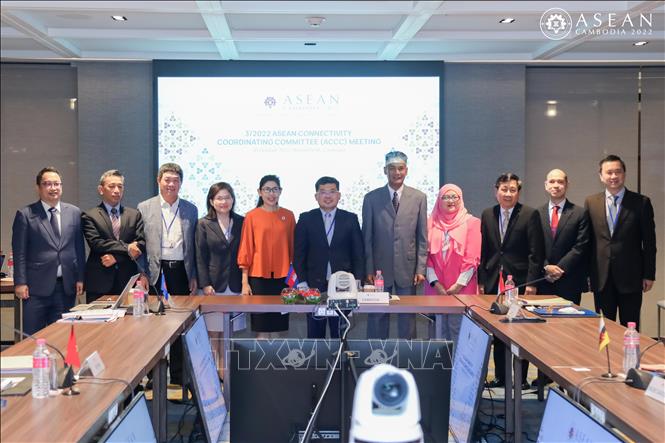 Trong ảnh: Đại sứ, Trưởng Phái đoàn Việt Nam tại Hiệp hội các quốc gia Đông Nam Á (ASEAN) Nguyễn Hải Bằng (thứ ba từ trái sang) tham dự cuộc họp lần thứ 3/2022 của ACCC. Ảnh: TTXVN phát