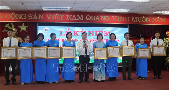 Trong ảnh: Các cá nhân và tập thể của Bệnh viện Nhi Thái Bình nhận Bằng khen của Chủ tịch UBND tỉnh Thái Bình. Ảnh: Thu Hoài - TTXVN