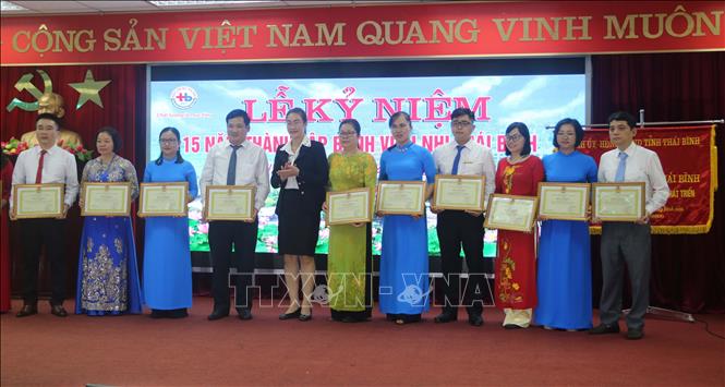 Trong ảnh: Đại diện công đoàn ngành y tế Việt Nam trao Bằng khen cho các tập thể, cá nhân. Ảnh: Thu Hoài - TTXVN