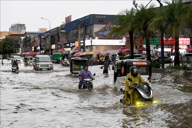 Lũ lụt Campuchia: Mùa mưa bão sẽ tới gây ra nhiều thiệt hại và mất mát cho người dân Campuchia, nhưng cũng là cơ hội để chúng ta thể hiện tinh thần đoàn kết, sẻ chia và hỗ trợ đến những người cần giúp đỡ. Cùng nhau đóng góp và hoạt động để giúp đỡ các nạn nhân lũ lụt là nơi chứng minh phép biến hoá ngoạn mục của tình người.