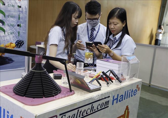 Visitors at the Vietnam International Mining, Minerals Recovery and Construction Exhibition. VNA Photo: Trần Việt