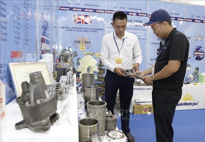 Visitors at the Vietnam International Mining, Minerals Recovery and Construction Exhibition. VNA Photo: Trần Việt
