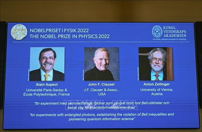 Trong ảnh: Chân dung 3 nhà khoa học Alain Aspect , John F. Clauser và Anton Zeilinger đoạt  Giải Nobel Vật lý 2022. Ảnh: AFP/TTXVN