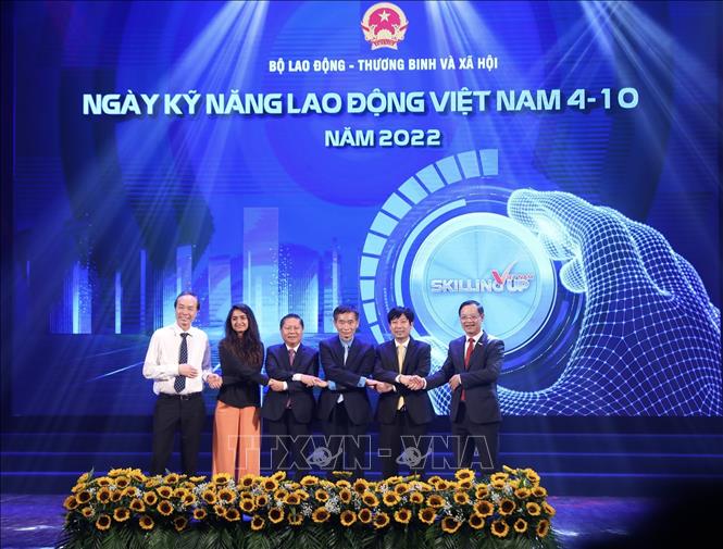 Các đại biểu thực hiện nghi lễ đồng hành nâng tầm kỹ năng lao động vì một Việt Nam thịnh vượng. Ảnh: Hoàng Hiếu - TTXVN