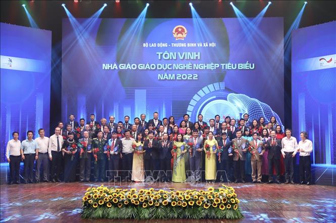Thứ trưởng Bộ Lao động - Thương binh và Xã hội Lê Tấn Dũng và các đại biểu cùng 54 Nhà giáo tiêu biểu được vinh danh. Ảnh: Hoàng Hiếu - TTXVN 