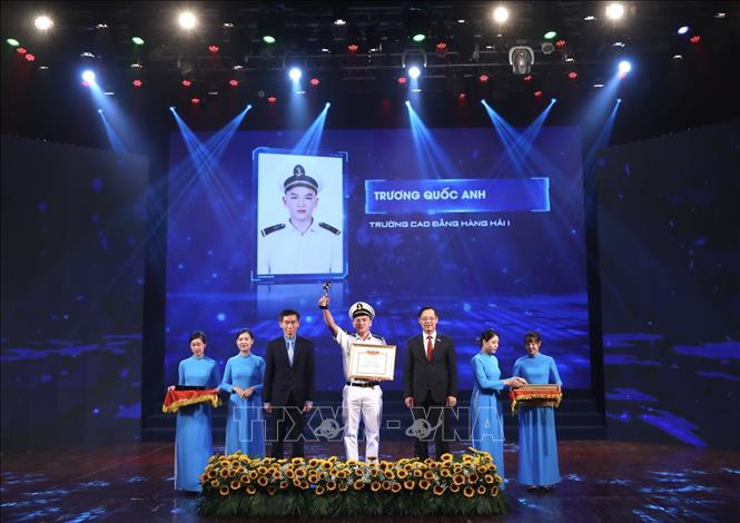 Phó Chủ tịch Tổng Liên đoàn Lao động Việt Nam Trần Văn Thuật (trái) và Tổng Cục trưởng Tổng cục Giáo dục Nghề nghiệp Trương Anh Dũng trao Bằng khen và biểu trưng cho sinh viên xuất sắc. Ảnh: Hoàng Hiếu - TTXVN 