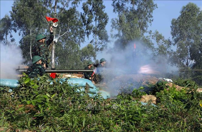 Quân nhân dự bị bắn đạn thật trong tình huống giả định tấn công trận địa địch. Ảnh: Hoàng Hùng- TTXVN