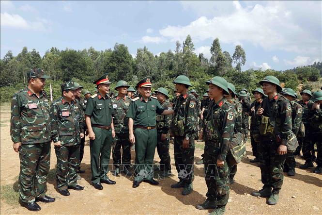 Lãnh đạo Cục Quân lực và Sư đoàn 304 thăm hỏi cán bộ, chiến sĩ sau khi hoàn thành buổi diễn tập bắn đạn thật. Ảnh: Hoàng Hùng - TTXVN