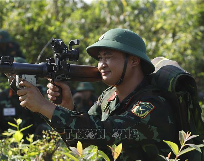 Quân nhân dự bị bắn đạn thật trong tình huống giả định tấn công trận địa địch. Ảnh: Hoàng Hùng- TTXVN