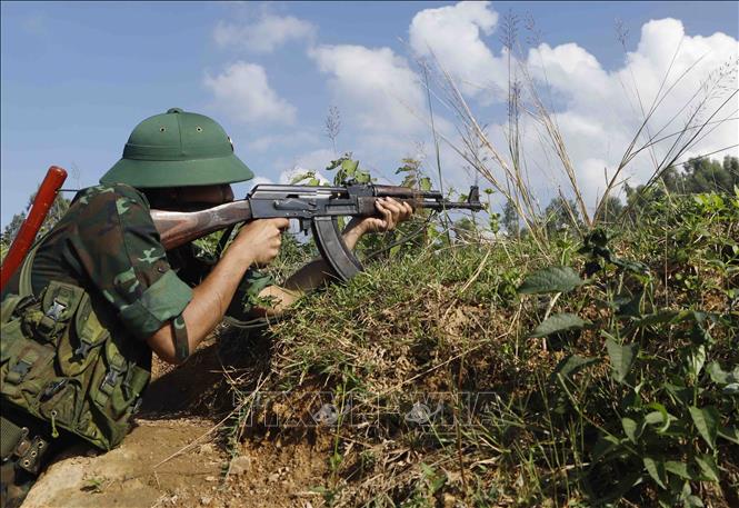 Quân nhân dự bị bắn đạn thật trong tình huống giả định tấn công trận địa địch. Ảnh: Hoàng Hùng- TTXVN