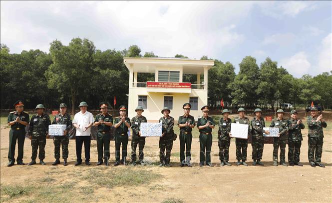 Lãnh đạo Cục Quân lực và Sư đoàn 304 biểu dương cán bộ, chiến sĩ đã nêu cao tinh thần trách nhiệm, hoàn thành xuất sắc nhiệm vụ được giao trong diễn tập. Ảnh: Hoàng Hùng - TTXVN