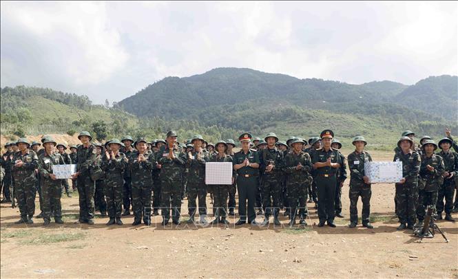 Lãnh đạo Cục Quân lực và Sư đoàn 304 biểu dương cán bộ, chiến sĩ đã nêu cao tinh thần trách nhiệm, hoàn thành xuất sắc nhiệm vụ được giao trong diễn tập. Ảnh: Hoàng Hùng - TTXVN