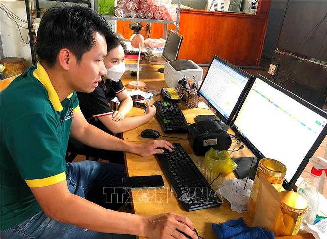 Trong ảnh: Anh Nguyễn Thanh Phong ( IT & founder CamLamOnline) kiểm tra đơn hàng đặc sản Cam Lâm qua hệ thống web của nhóm và các trang thương mại điện tử. Ảnh: TTXVN phát